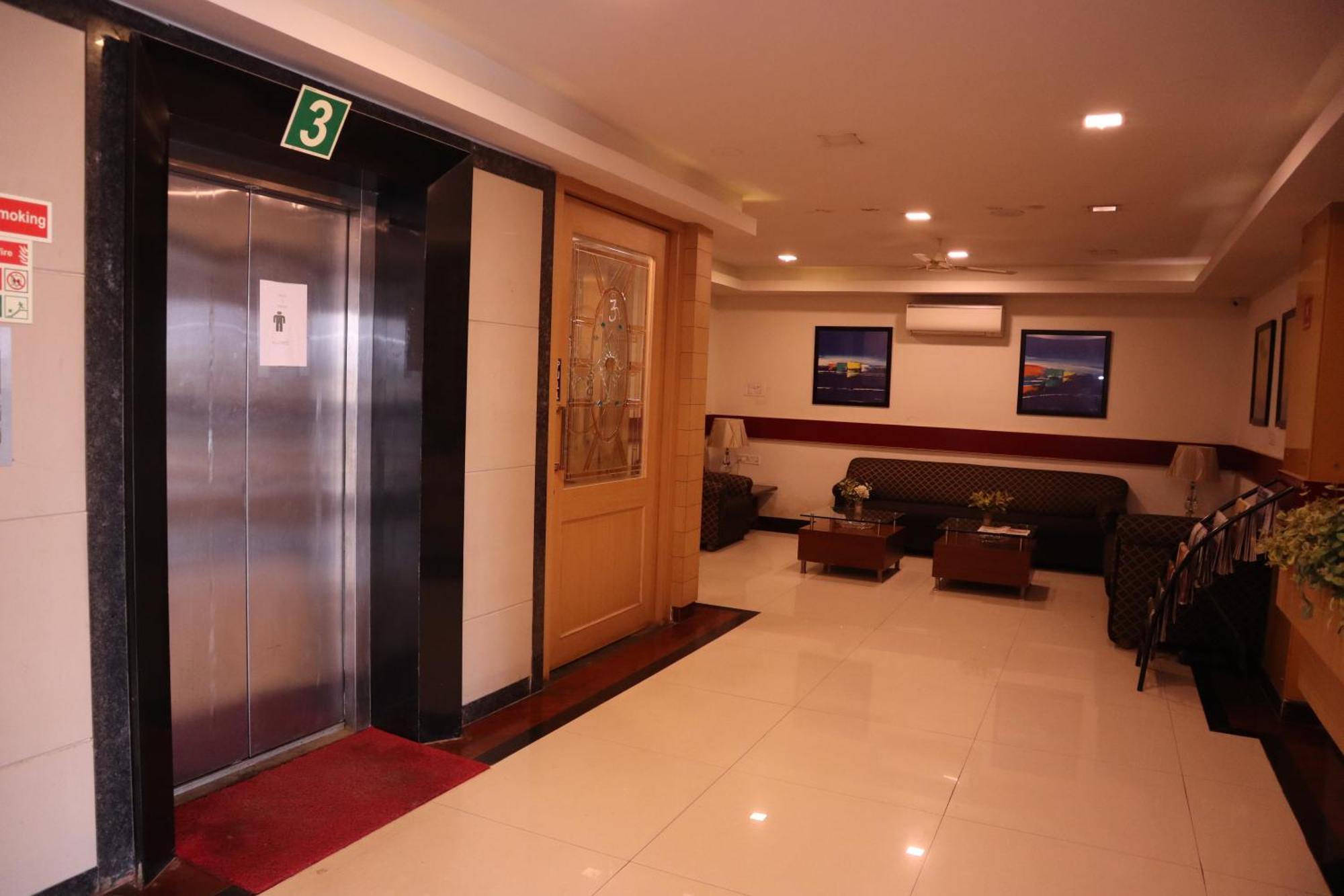 Sri Sai Ram Suites Bangalore Esterno foto