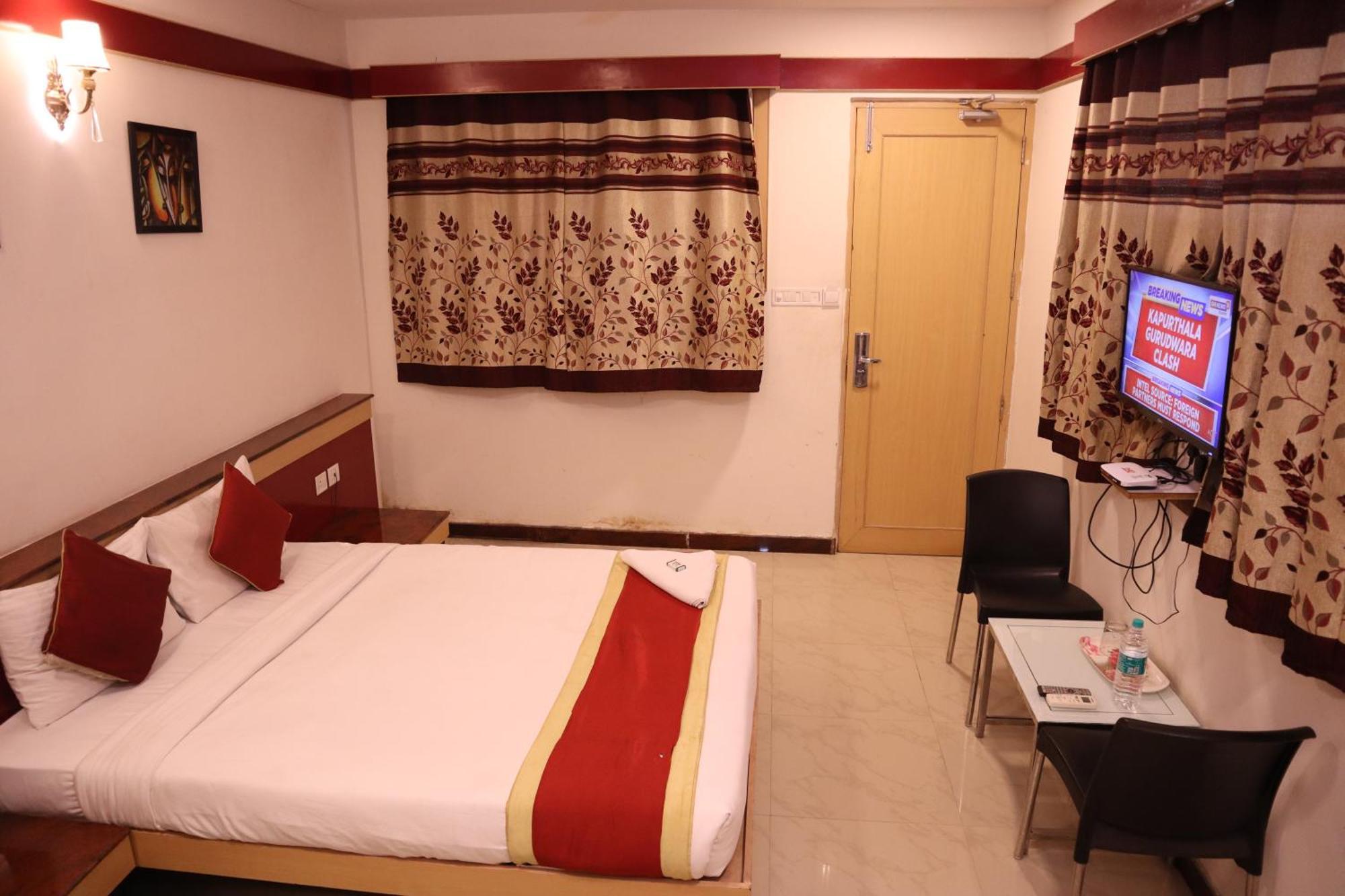 Sri Sai Ram Suites Bangalore Esterno foto