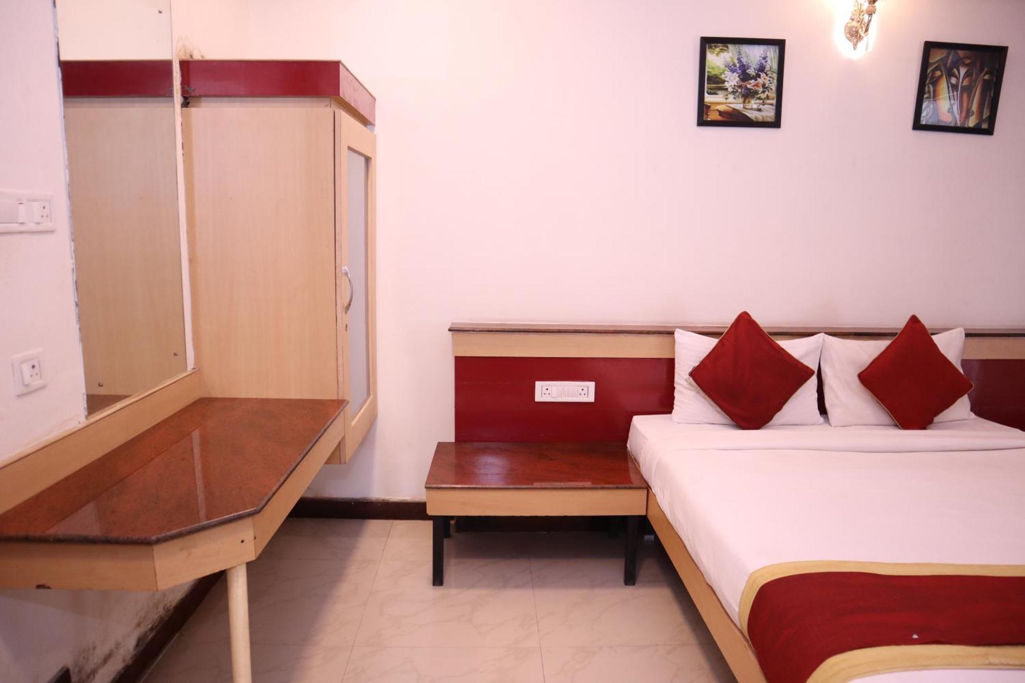 Sri Sai Ram Suites Bangalore Esterno foto