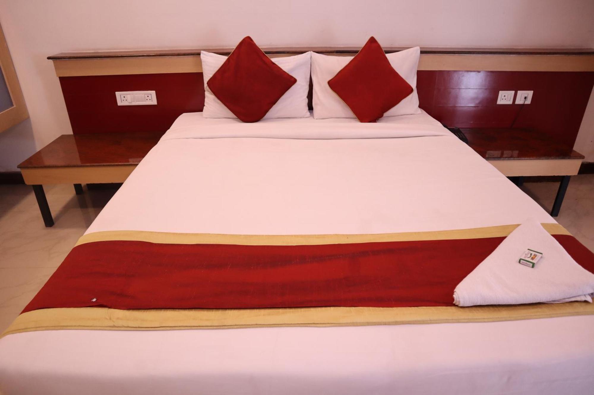 Sri Sai Ram Suites Bangalore Esterno foto