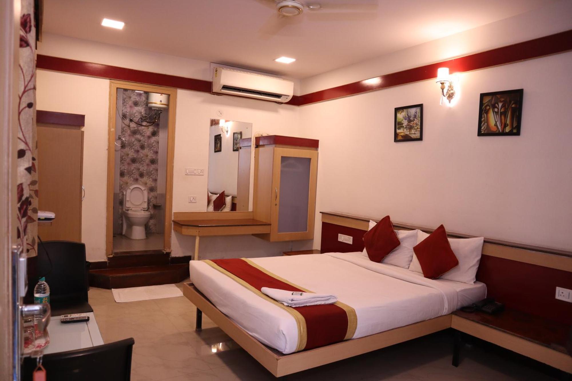 Sri Sai Ram Suites Bangalore Esterno foto