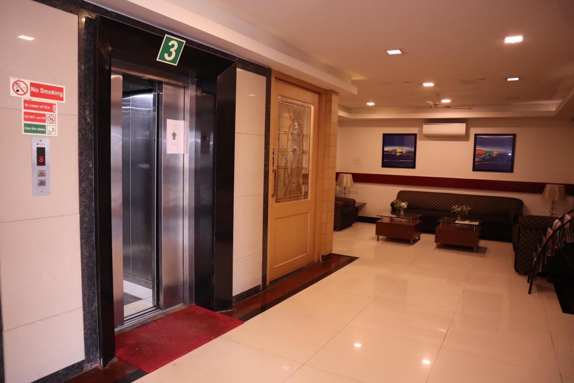 Sri Sai Ram Suites Bangalore Esterno foto