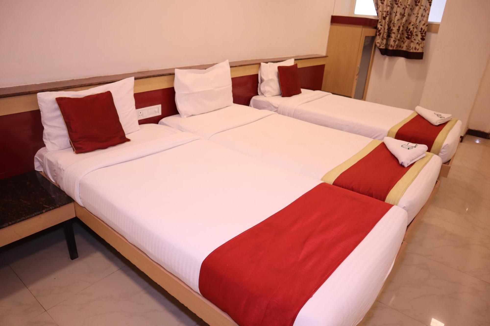 Sri Sai Ram Suites Bangalore Esterno foto