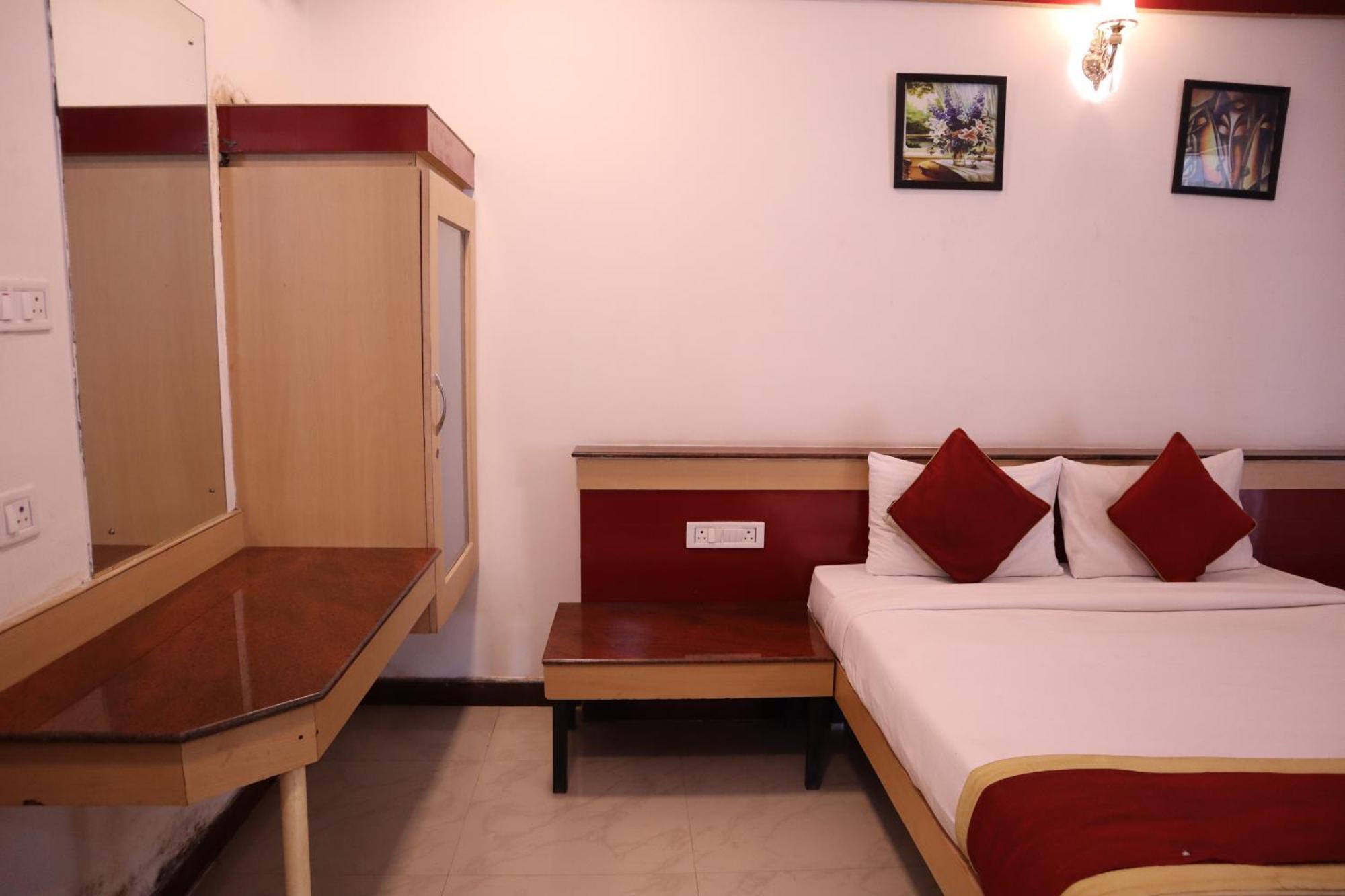 Sri Sai Ram Suites Bangalore Esterno foto