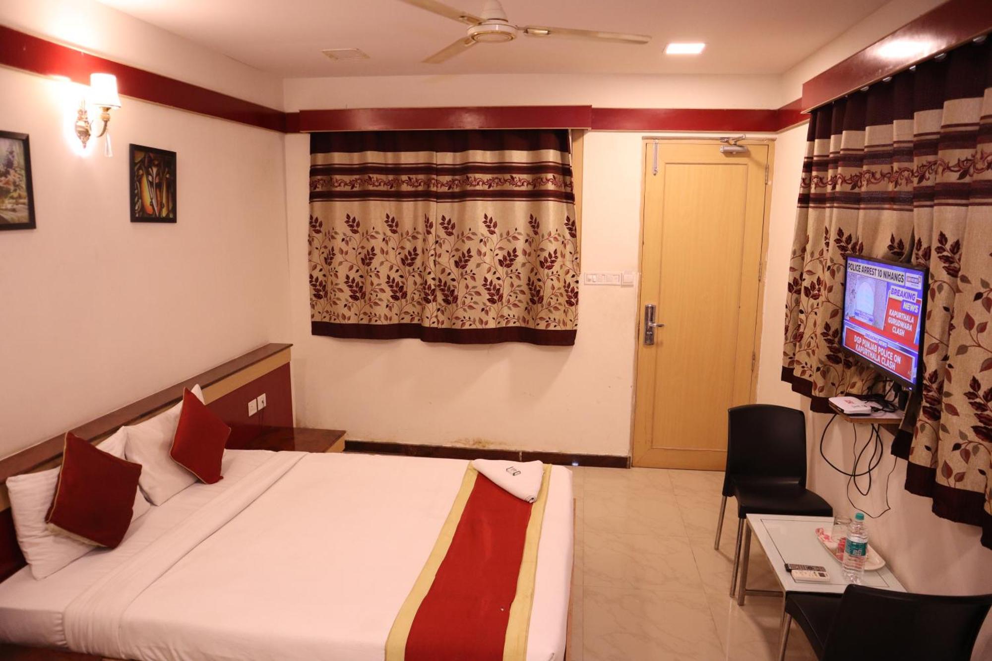 Sri Sai Ram Suites Bangalore Esterno foto